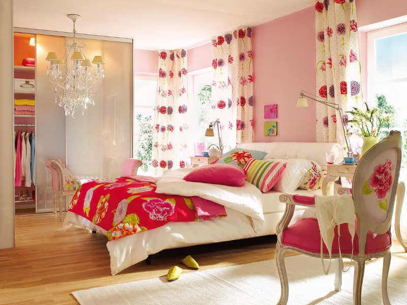 Яркие розовые цвета в интерьере спальни