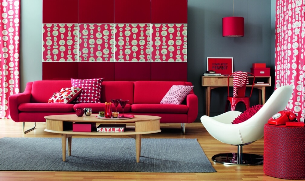 Дизайн интерьера выполнен с преобладанием оттенков красного