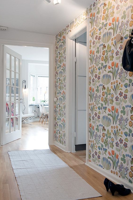 Цветочный принт в оформлении стены квартиры - скандинавский стиль